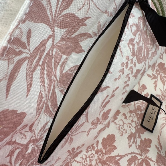 New GUCCI Beauty Pochette - Picture 5 of 11